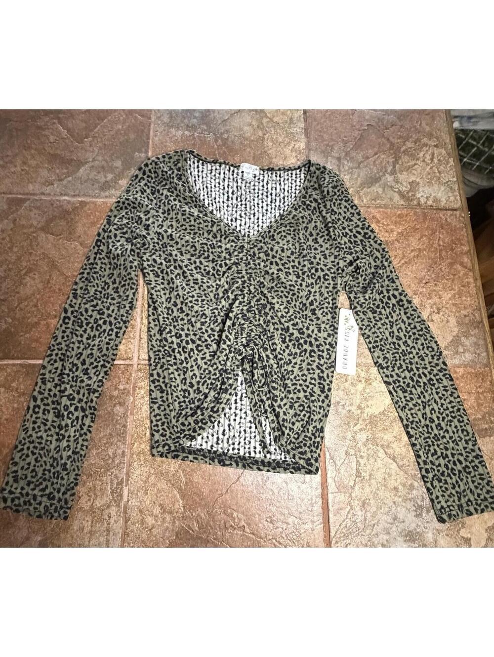 Orange Kiss Womens Olive Cheetah Print Long Sleeve V-Neckline, Size L NWT
